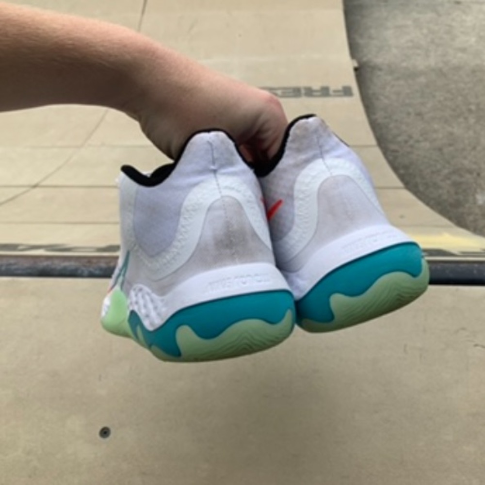 Size 9 Nike basketball shoes - Picture 1 of 5